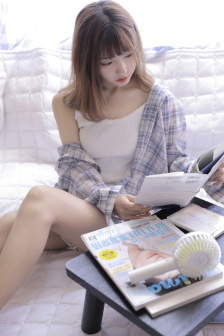 《年轻的女教师》在线