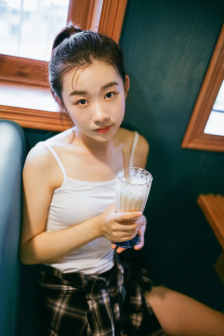 美女露胸